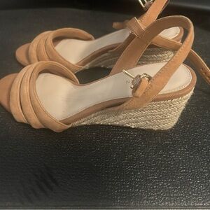 Cole Haan we’d be sandal. Camel color, suede. Size 6.5. Worn 1x